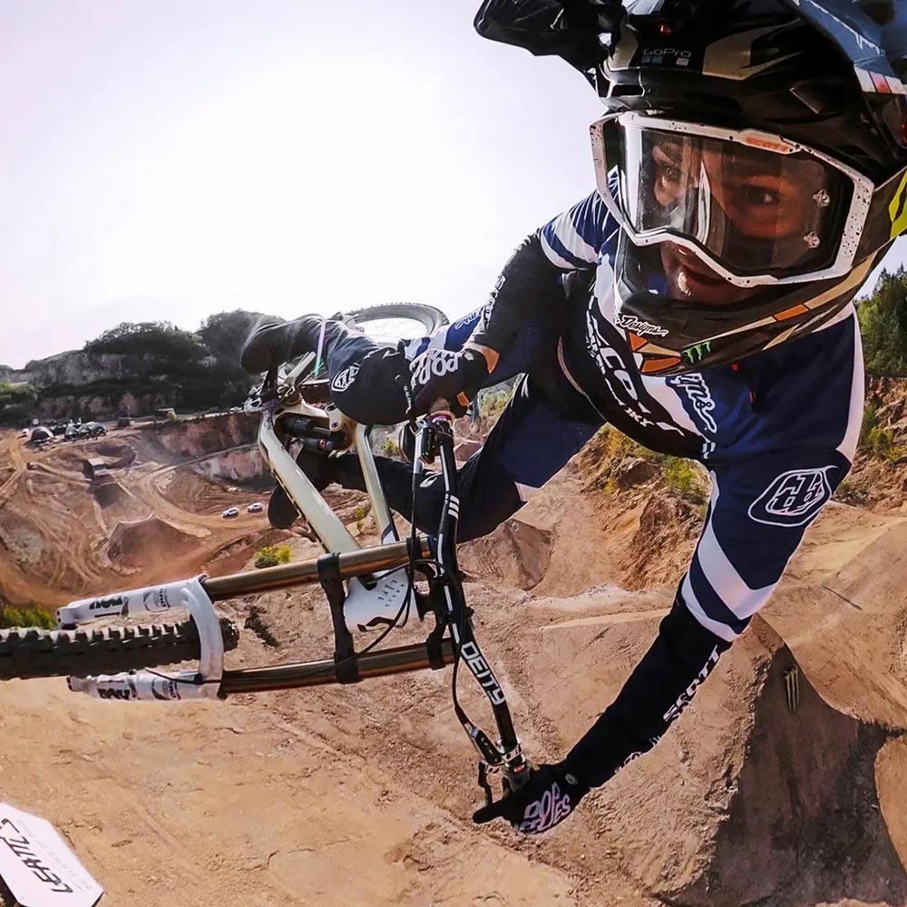 Voor- en zijmontage voor helmen